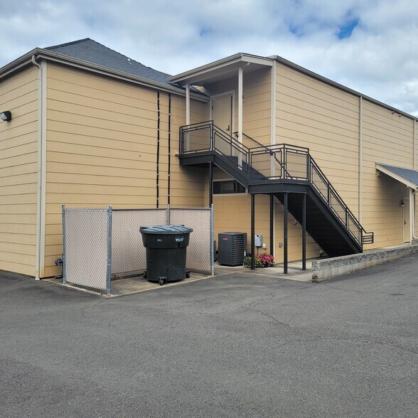 2198 NE Stephens St, Roseburg, OR à louer - Photo du bâtiment - Image 3 de 6
