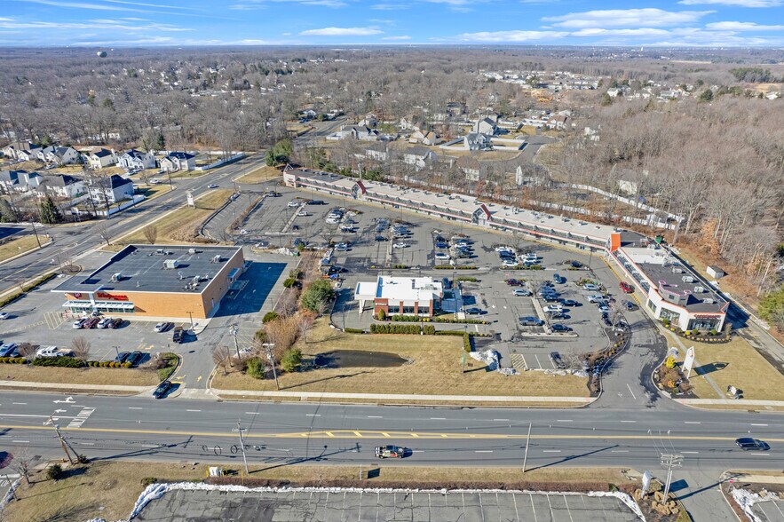 345 Matawan Rd, Matawan, NJ à louer - Photo du bâtiment - Image 2 de 13