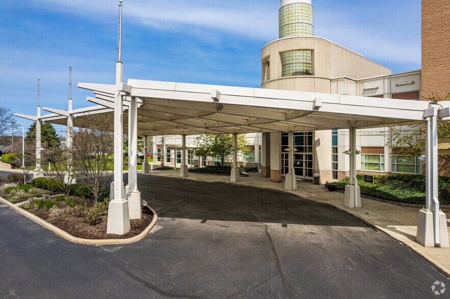 25777 Detroit Rd, Westlake, OH à louer - Photo du bâtiment - Image 3 de 5