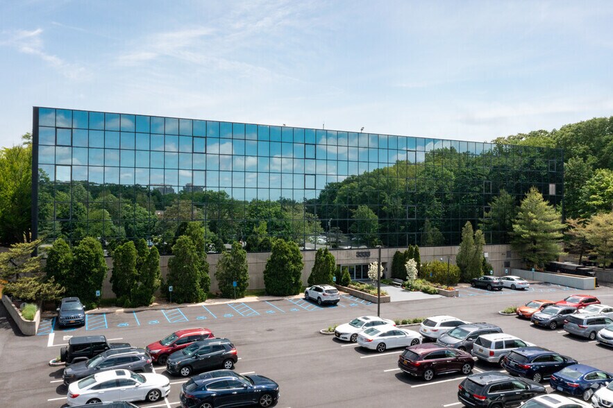 3333 New Hyde Park Rd, New Hyde Park, NY à louer - Photo du bâtiment - Image 3 de 13