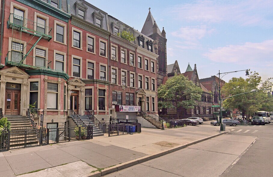 242 Lenox Ave, New York, NY à vendre - Photo du bâtiment - Image 2 de 7