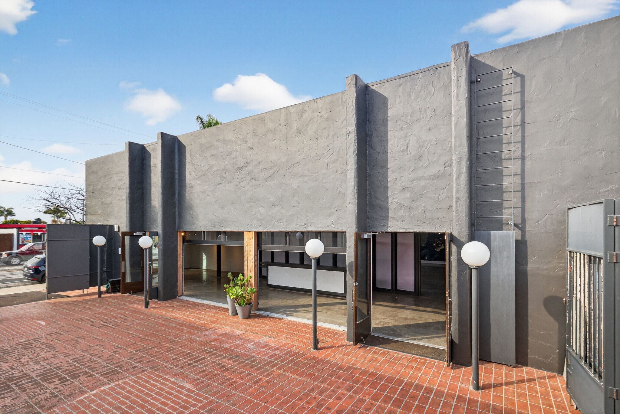 1895 E Main St, Ventura, CA for sale Primary Photo- Image 1 of 63