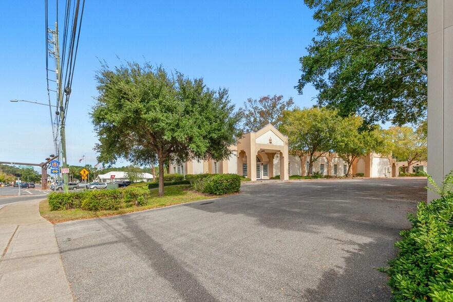 1997 Capital Cir NE, Tallahassee, FL à louer - Photo du bâtiment - Image 3 de 39