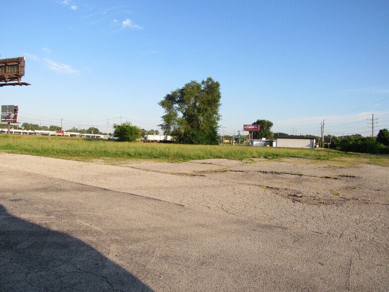 560 Lewis and Clark Blvd, East Alton, IL à vendre - Photo du bâtiment - Image 2 de 4
