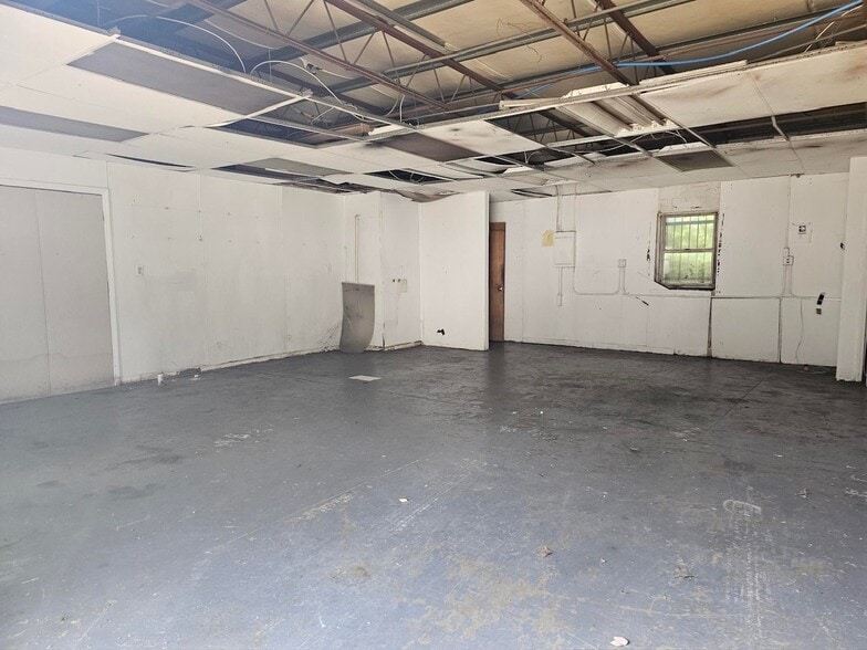 212 Turk Pl, Greensboro, NC for lease - Interior Photo - Image 2 of 3