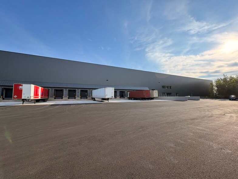 350 Rue Hans-Zimmerman, Châteauguay, QC à louer - Photo du bâtiment - Image 2 de 7