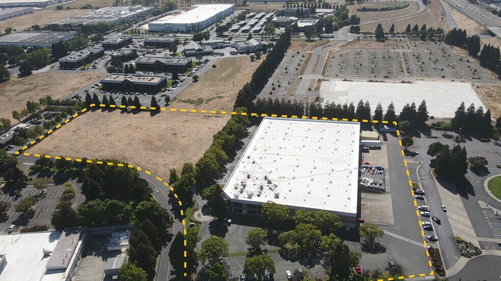 2500 N Watney Way, Fairfield, CA à louer - Aérien - Image 1 de 4