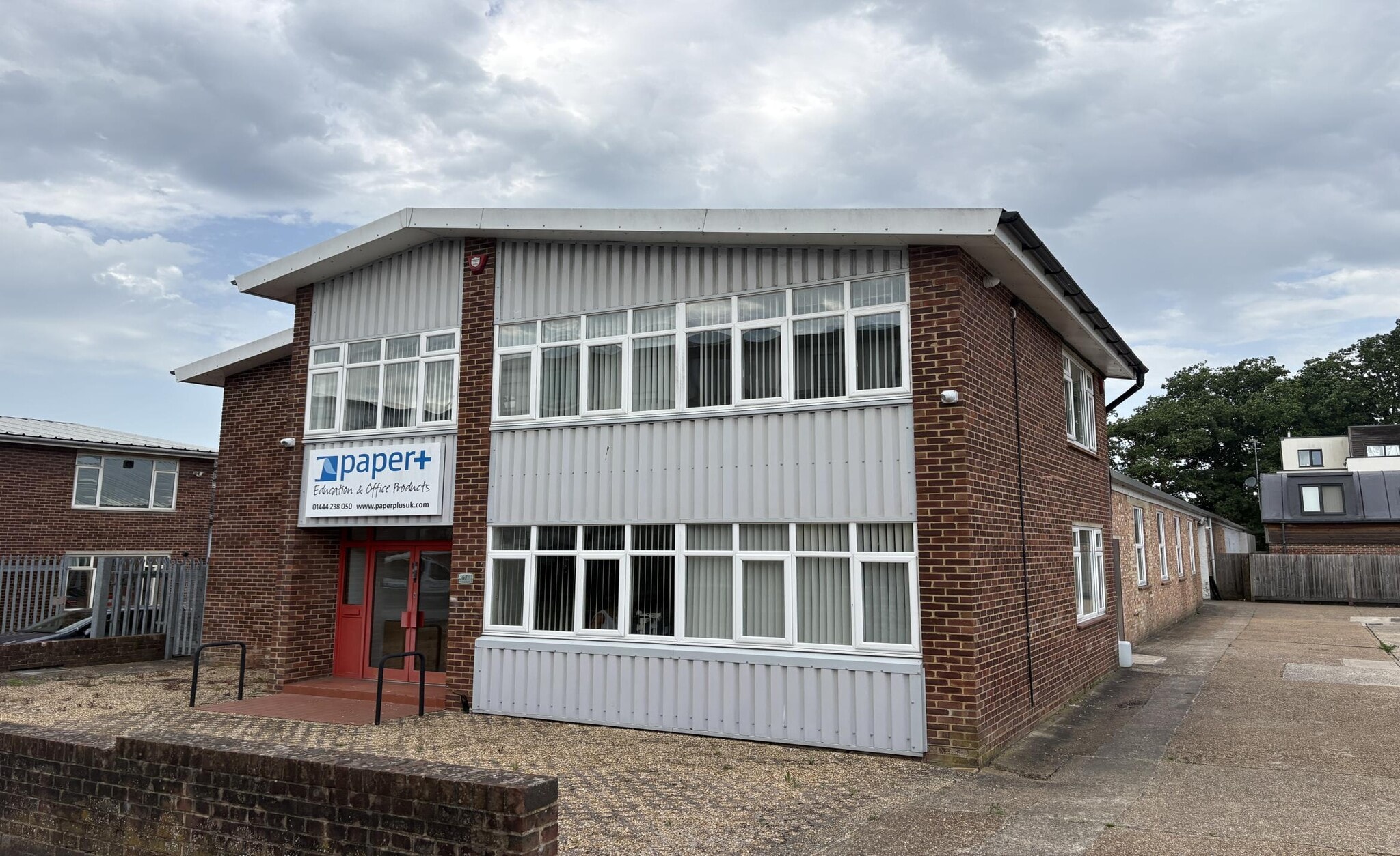 67 Victoria Rd, Burgess Hill for lease Primary Photo- Image 1 of 3