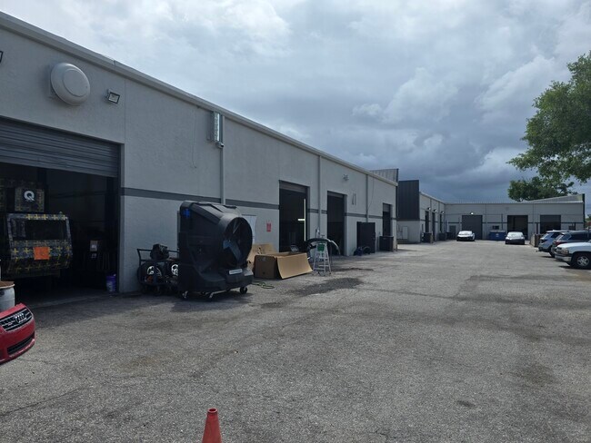 Plus de détails pour 6605-6619 E Colonial Dr, Orlando, FL - Industriel à louer