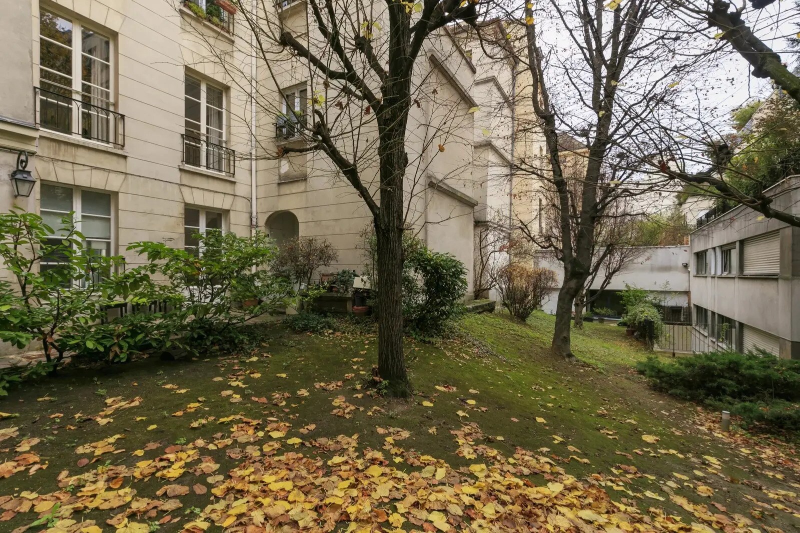 Office in Paris for sale Building Photo- Image 1 of 11