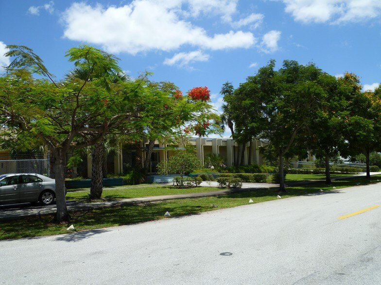 16565 NW 15th Ave, Miami, FL à louer - Photo du bâtiment - Image 1 de 10