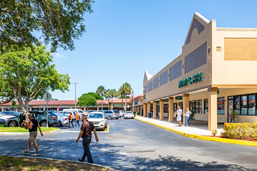 12520 Pines Blvd, Pembroke Pines, FL for lease - Building Photo - Image 2 of 15