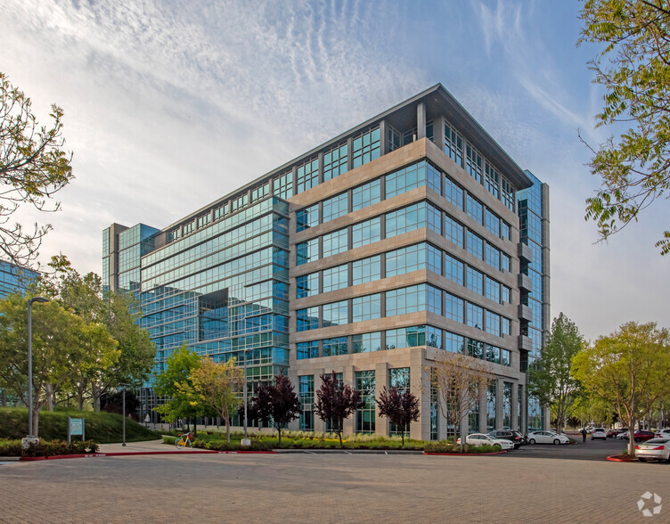 1000 Enterprise Way, Sunnyvale, CA à louer - Photo du bâtiment - Image 1 de 5