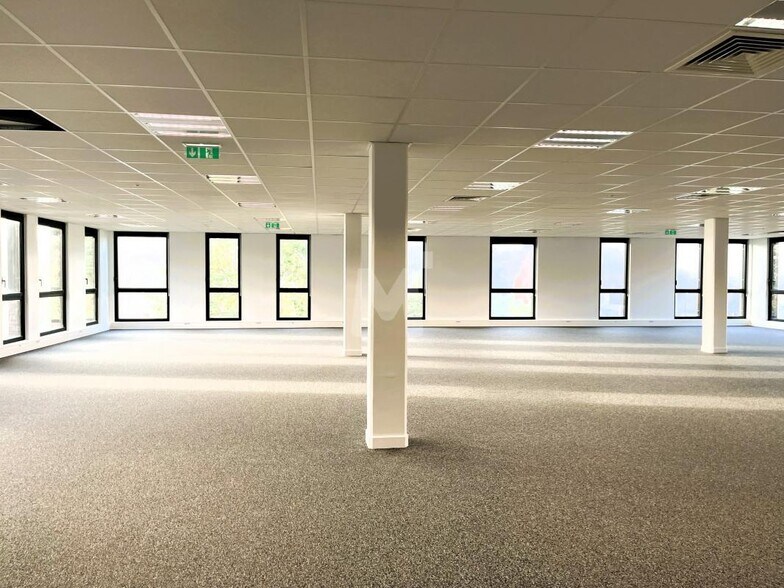 Office in Lieusaint for lease - Interior Photo - Image 3 of 18
