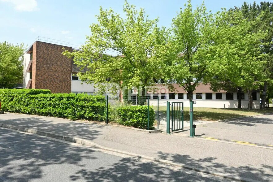 Office in Bron for lease - Building Photo - Image 3 of 12