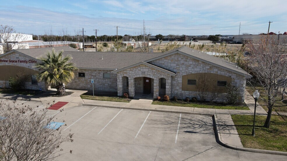 2451-2461 Robinson Rd, Grand Prairie, TX à louer - Photo du bâtiment - Image 1 de 5