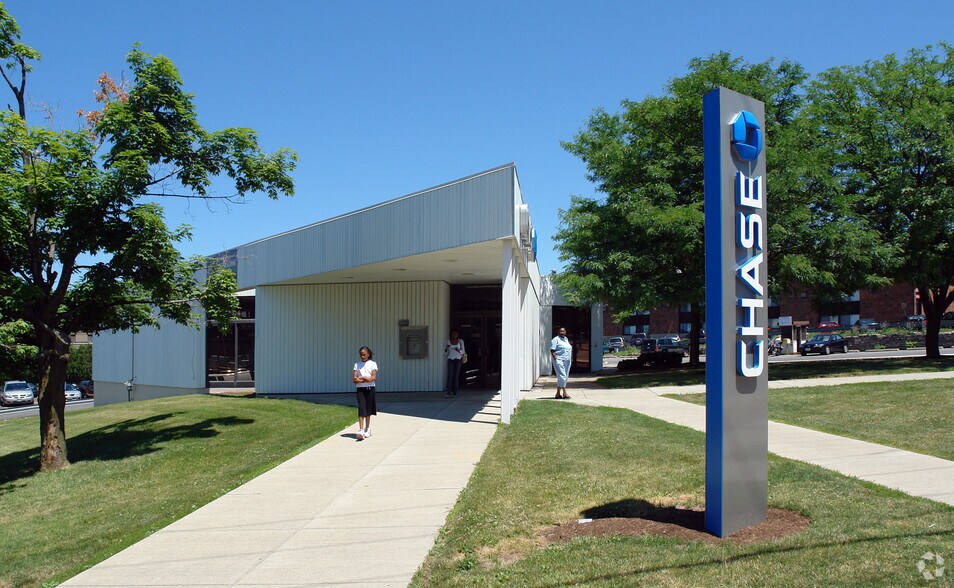 649 S Crouse Ave, Syracuse, NY à vendre - Photo du bâtiment - Image 2 de 3