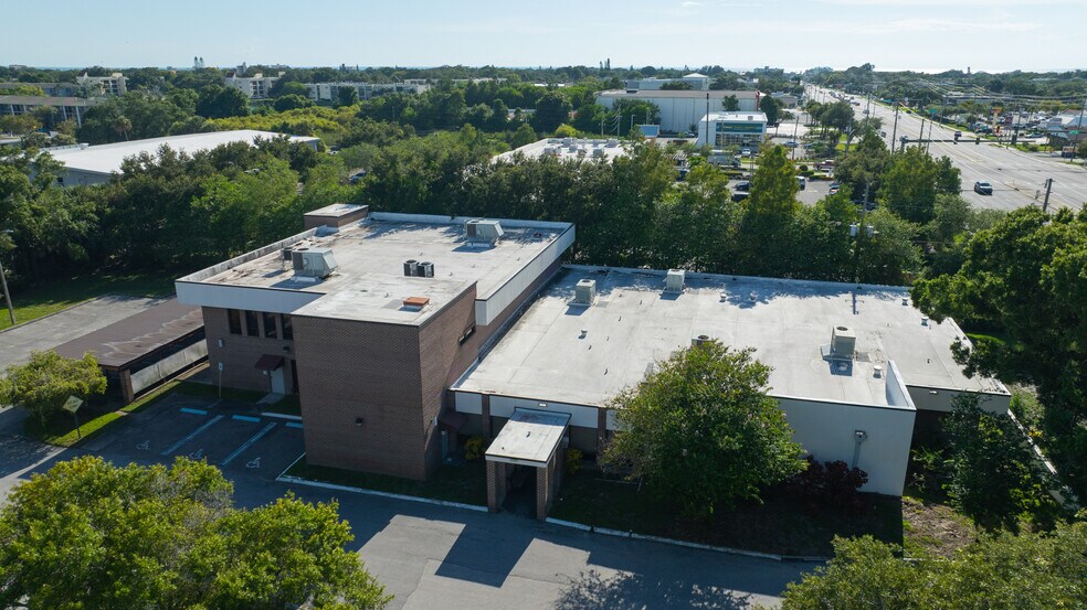 13644 Walsingham Rd, Largo, FL à louer - Photo du bâtiment - Image 2 de 32