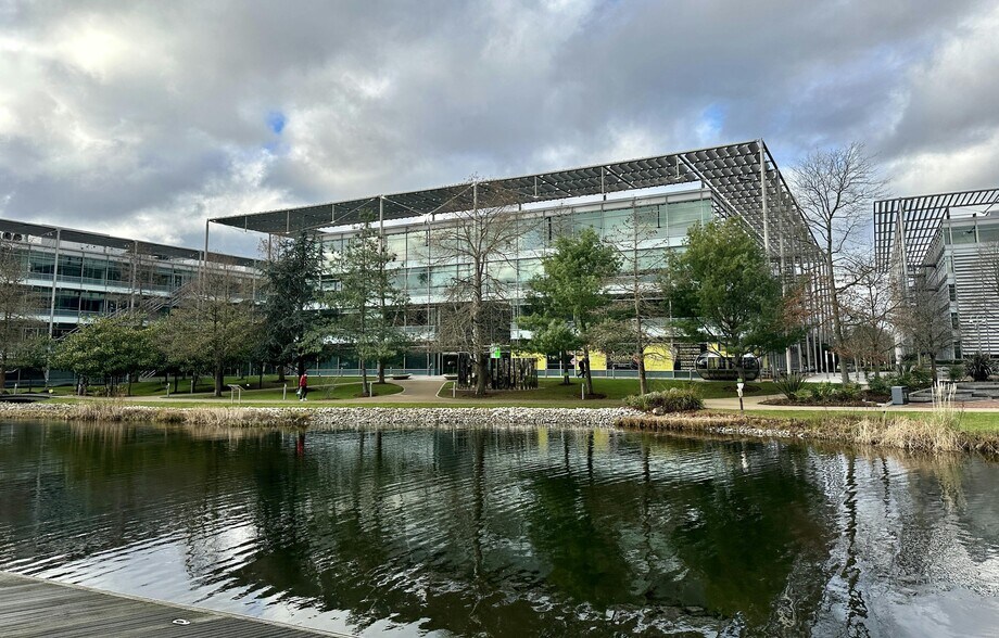 566 Chiswick High Rd, London for lease - Building Photo - Image 1 of 7