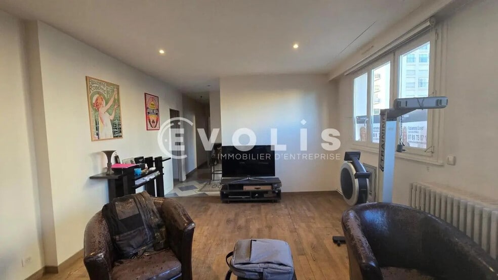Office in Suresnes for sale - Building Photo - Image 2 of 10