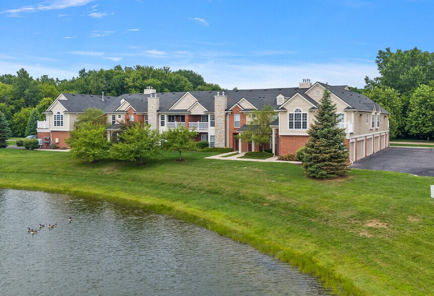 28214-28234 Oakmonte Cir W, New Hudson, MI à vendre - Photo du bâtiment - Image 2 de 7