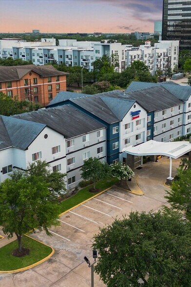 2400 W Sam Houston Pky S, Houston, TX à vendre - Photo du bâtiment - Image 2 de 44
