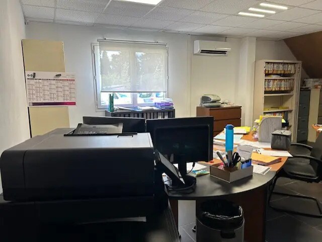 Bureau dans Salon-de-Provence à louer - Photo du bâtiment - Image 2 de 19