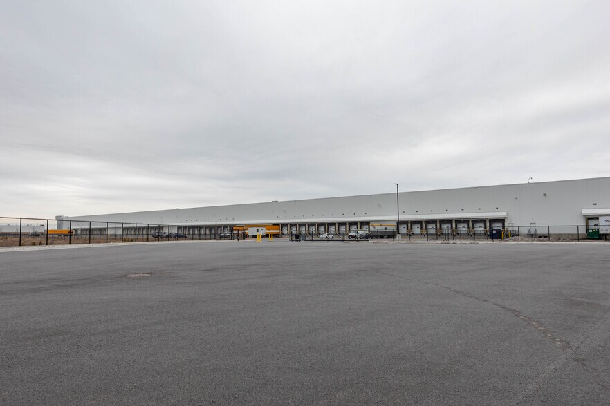2675 Steeles Ave W, Brampton, ON à louer - Photo du bâtiment - Image 2 de 2