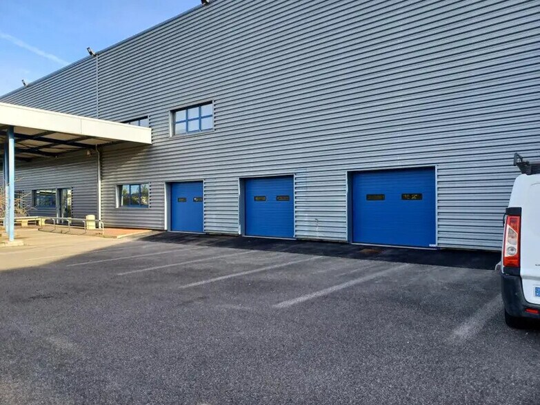 Industrial in Miribel for lease - Building Photo - Image 3 of 18