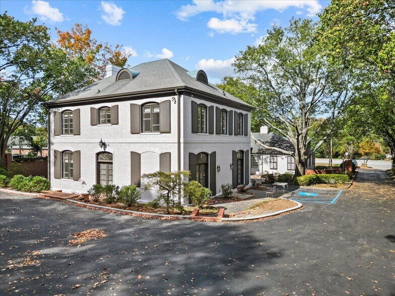 711 W Wade Hampton Blvd, Greer, SC à louer - Photo du bâtiment - Image 3 de 18