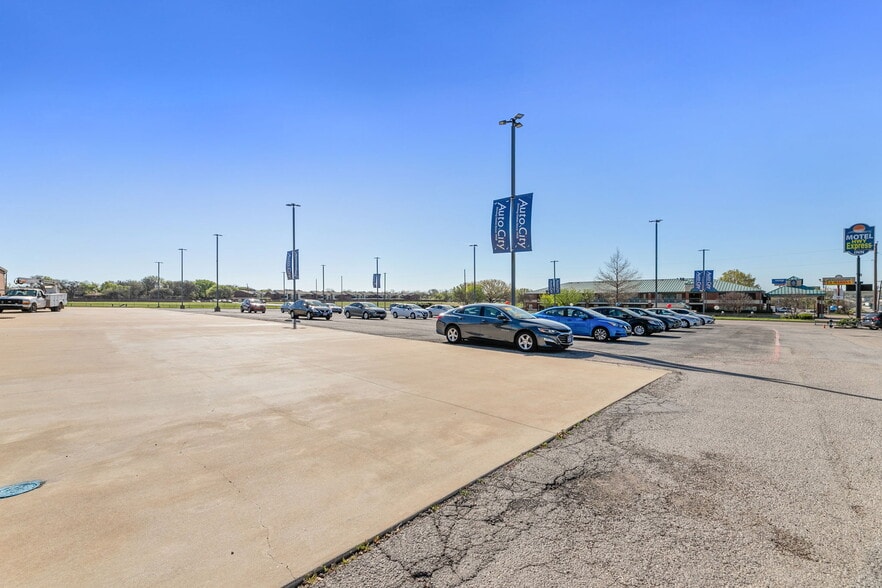 940 N I-35 E, Lancaster, TX for lease - Building Photo - Image 3 of 51