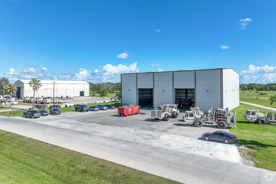 7529 Blimp Base Rd, Hitchcock, TX for lease - Primary Photo - Image 1 of 15