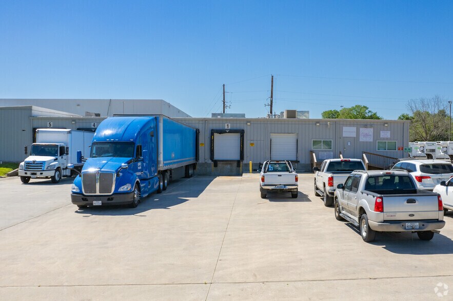 142 Knobcrest Dr, Houston, TX à vendre - Photo du bâtiment - Image 2 de 6