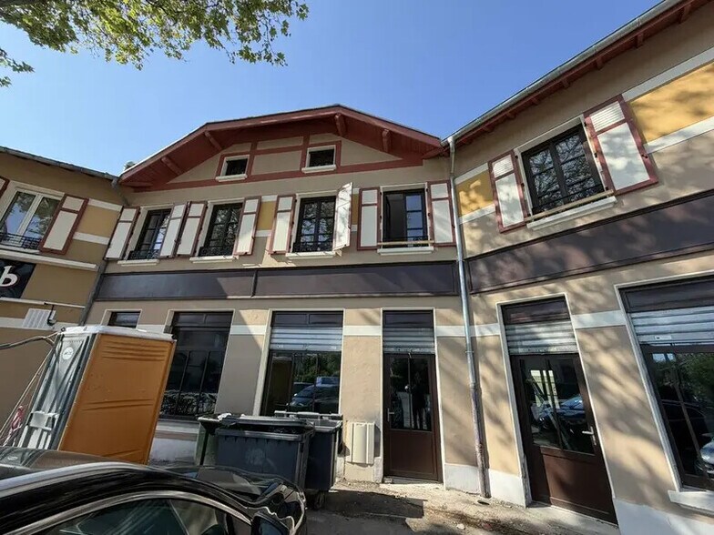 112 Rue De La Poudrette, Villeurbanne à louer - Photo du bâtiment - Image 2 de 12