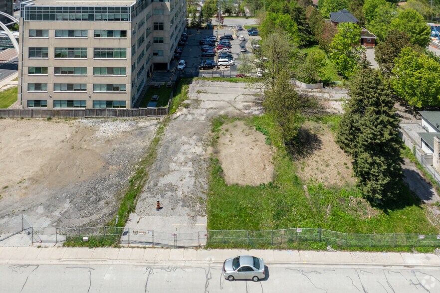 18 Bolton Av, Newmarket, ON à vendre - Photo principale - Image 1 de 2