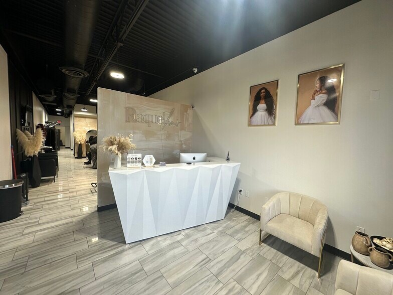 6809-6815 Southwest Fwy Hov Ln, Houston, TX for lease - Interior Photo - Image 2 of 14