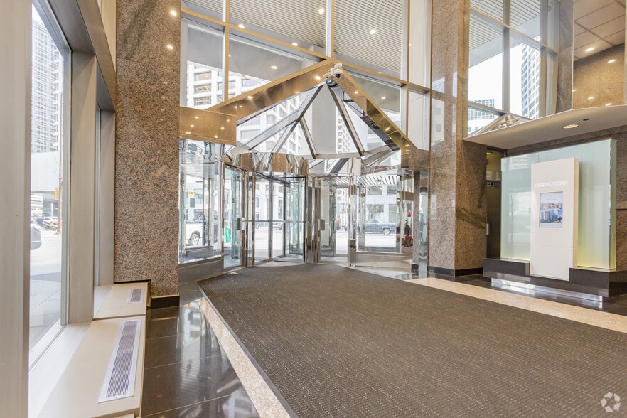 311 6th Ave SW, Calgary, AB à louer - Hall d’entrée - Image 2 de 10