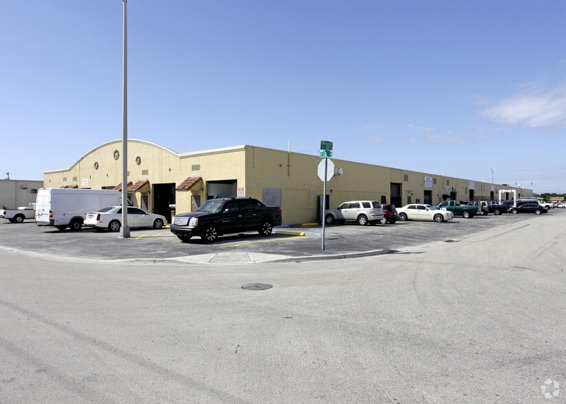 1010-1060 E 32nd St, Hialeah, FL à louer - Photo du bâtiment - Image 3 de 19