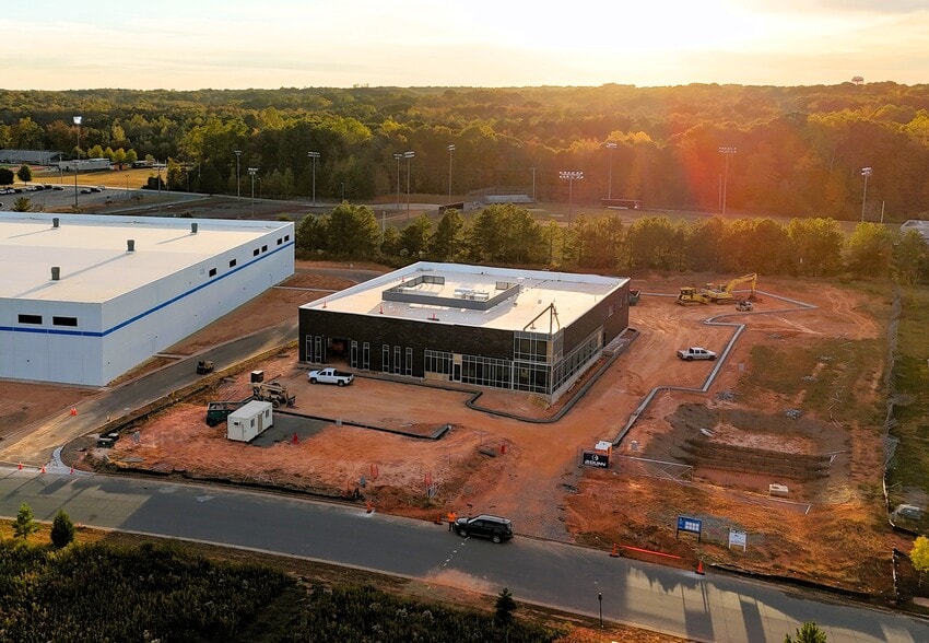 10701 Clear Creek Commerce Dr, Charlotte, NC for lease - Building Photo - Image 2 of 6