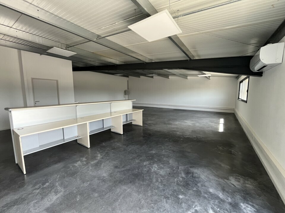Office in Le Thor for lease Interior Photo- Image 1 of 12