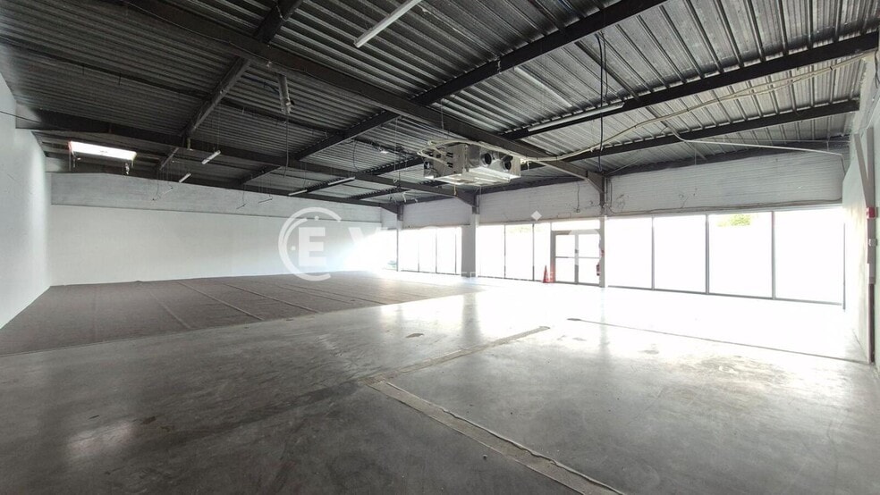 Retail in Mareuil Les Meaux for lease - Interior Photo - Image 3 of 8