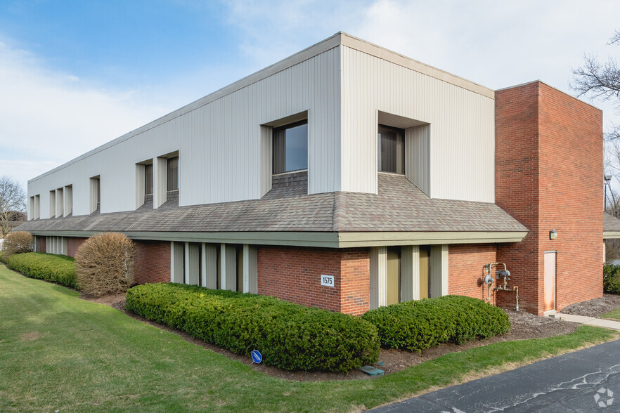 1575-1579 Henthorne Dr, Maumee, OH for sale - Building Photo - Image 3 of 8