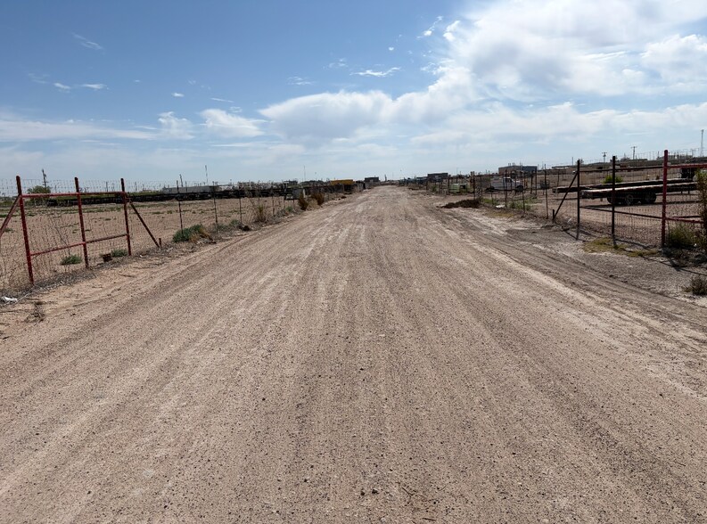 2703 S County Road 1180, Midland, TX à vendre - Photo du bâtiment - Image 2 de 2