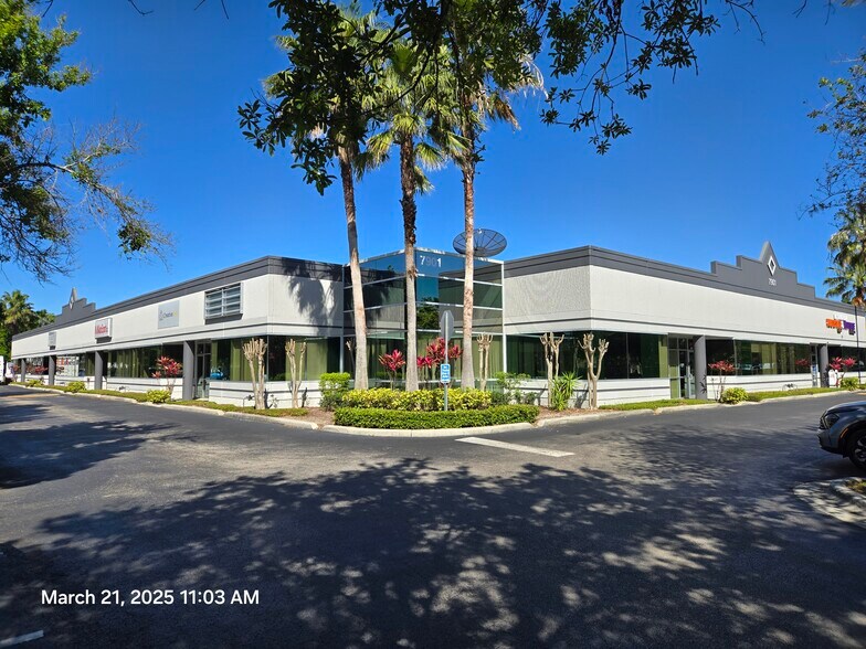 7901 Kingspointe Pky, Orlando, FL à louer - Photo du bâtiment - Image 2 de 18