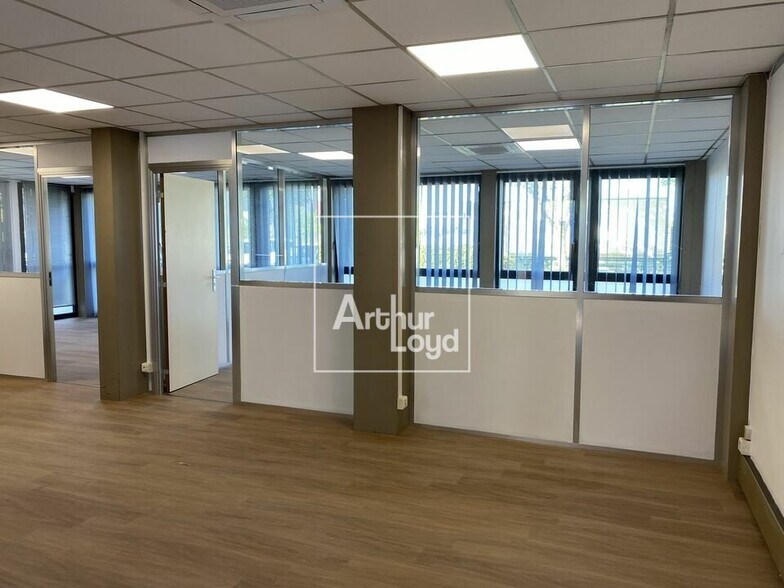 Office in Moissy-Cramayel for lease - Interior Photo - Image 2 of 5