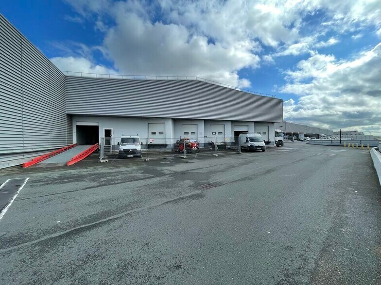 Industrial in Pantin for lease - Building Photo - Image 1 of 4