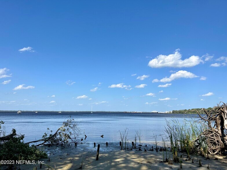 654 Orange Ave, Green Cove Springs, FL à vendre - Photo du bâtiment - Image 2 de 20