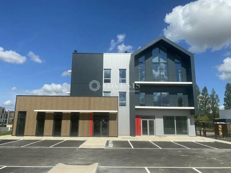 Office in Plaisir for lease - Building Photo - Image 2 of 8