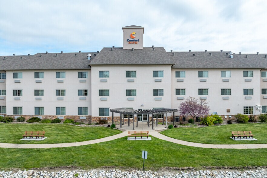 1780 Stonegate Center Dr, Burlington, IA à louer - Photo du bâtiment - Image 3 de 6