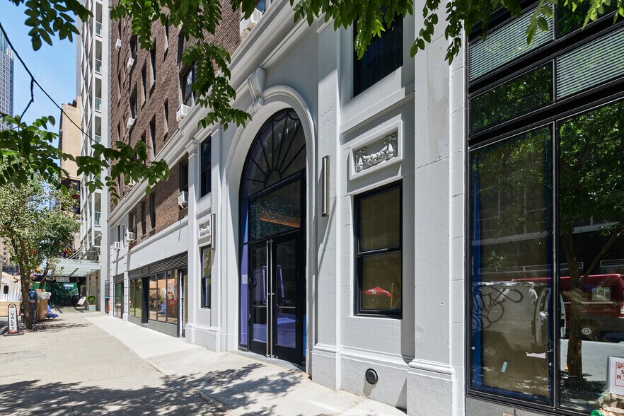 770 3rd Ave, New York, NY à louer - Photo du bâtiment - Image 3 de 49